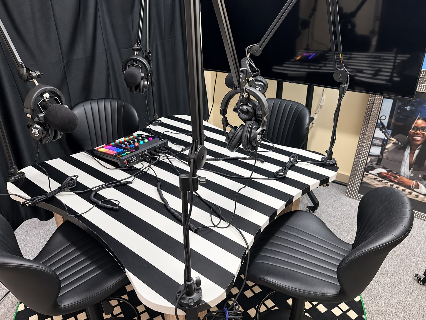 L’espace podcast ATN avec microphones sur bras et table de mixage.