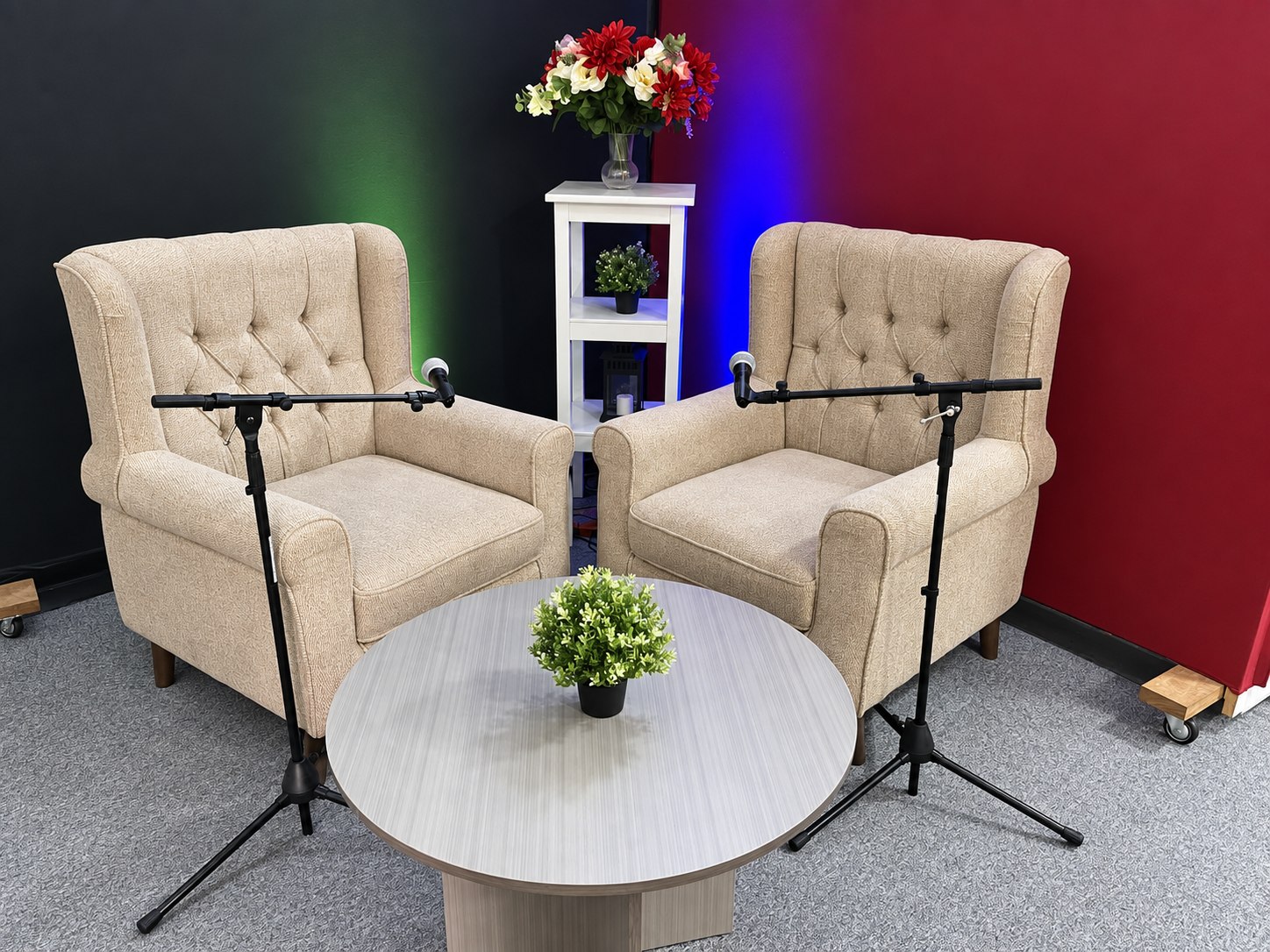 Le plateau d’entretien ATN : deux fauteuils, une table basse et des microphones.