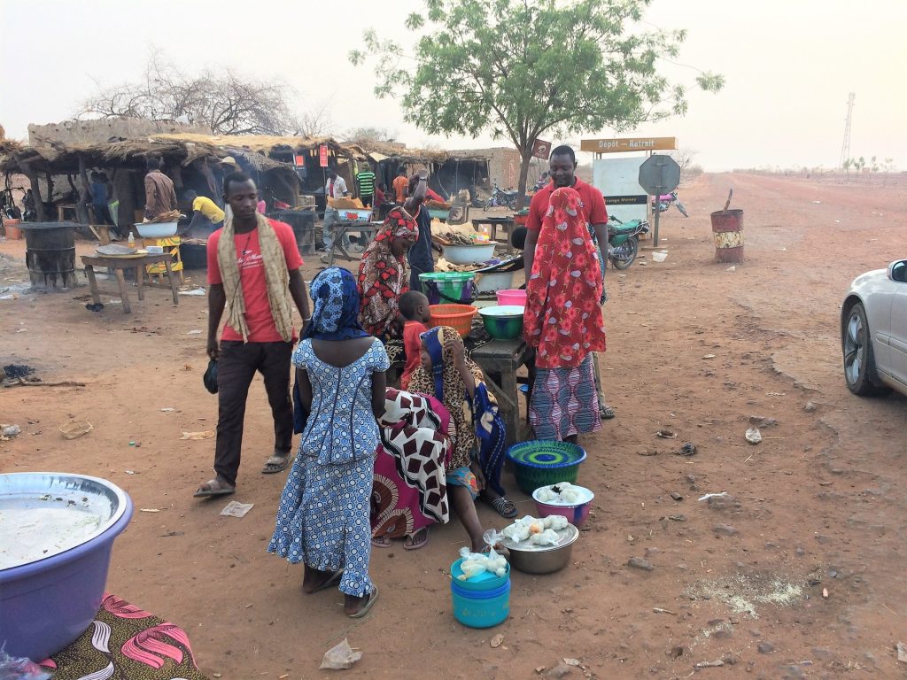 Commerçants et clients sur un marché en bordure de route à Kouré, au Niger.